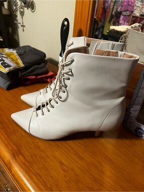 Eloqui Lace-Up Pointed Toe Ankle Boots in White